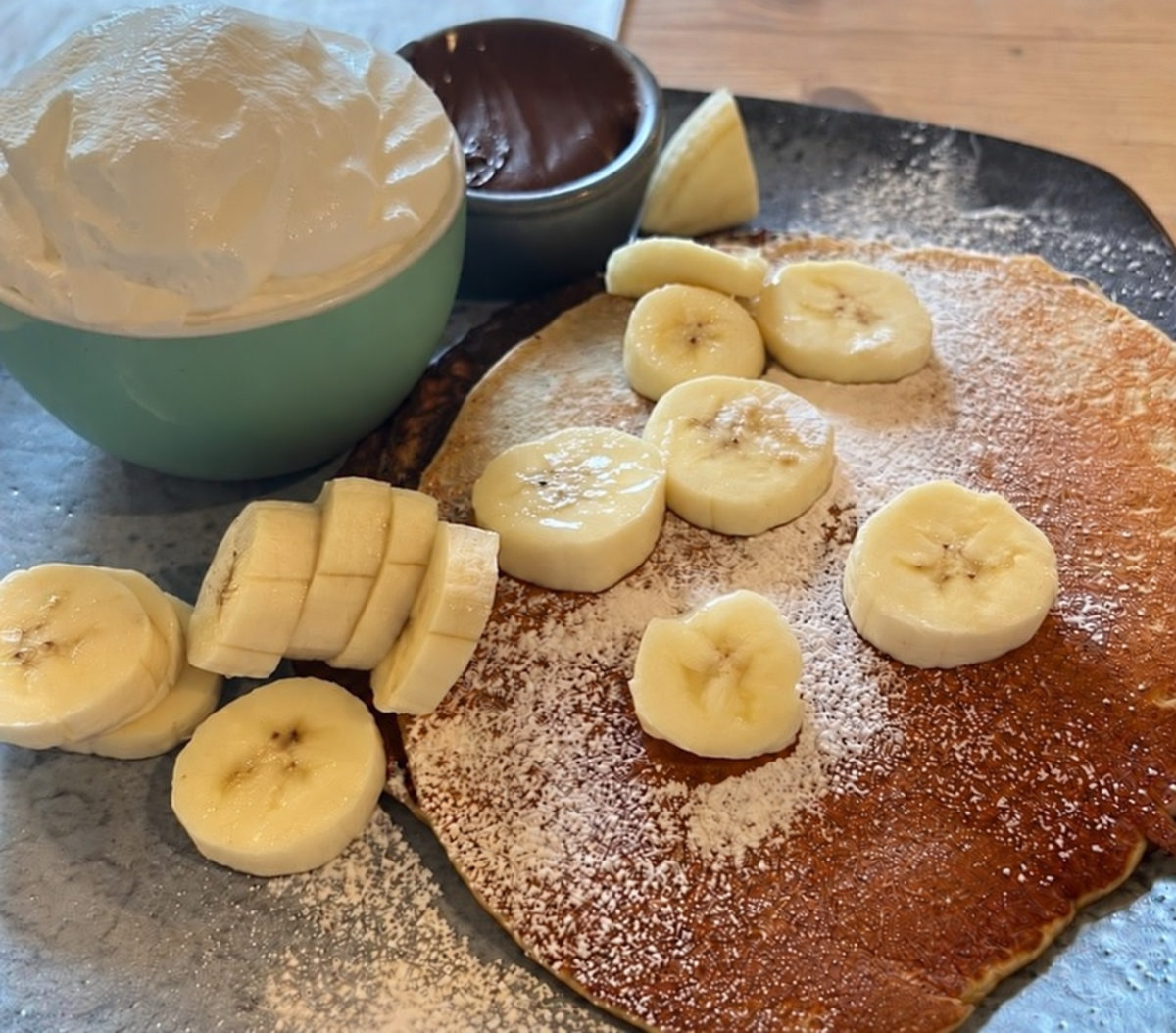 Pancakes with fruit and chocolate sauce